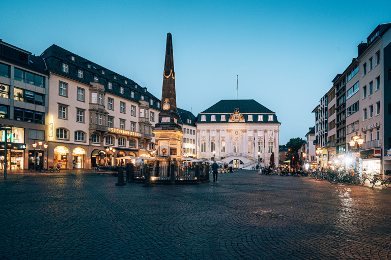 Abendlich beleuchteter Bonner Marktplatz mit Marktfontäne und Altem Rathaus