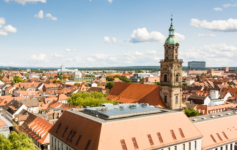 Blick über die Dächer Erlangens auf die Neustädter Kirche