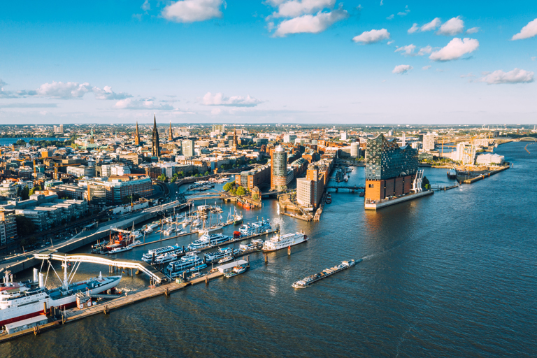 Blick auf den Hamburger Hafen, die Speicherstadt und die Elbphilharmonie aus der Luft