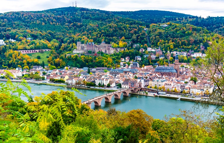 Blick vom Philosophenweg über den Neckar auf die Heidelberger Altstadt und das Heidelberger Schloss im Spätsommer
