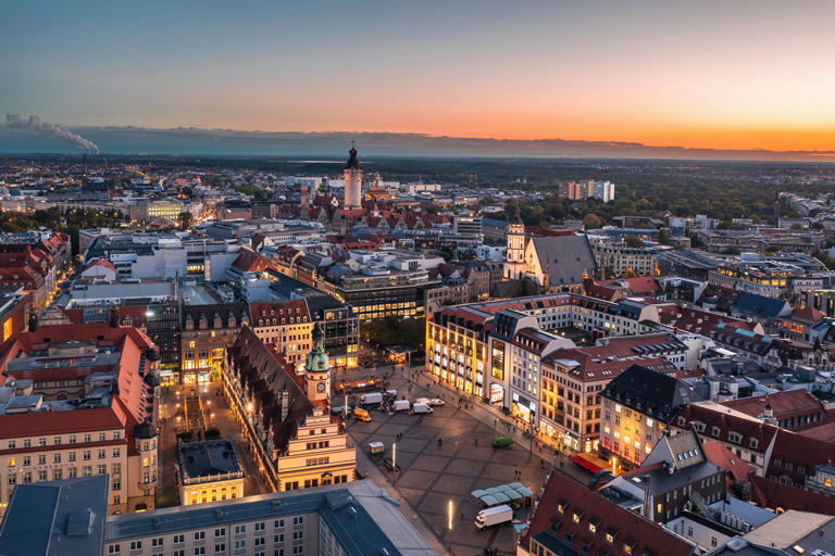 Luftaufnahme der Leipziger Altstadt und des Marktplatzes am Abend