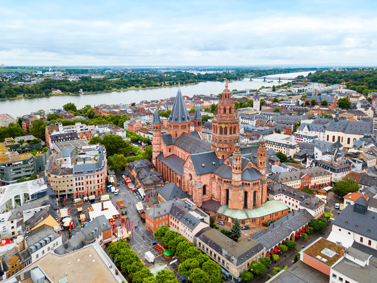 Luftaufnahme der Mainzer Innenstadt mit dem Mainzer Dom St. Martin im Vordergrund und dem Fluss Rhein im Hintergrund
