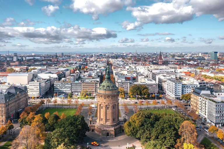 Luftaufnahme des Mannheimer Wasserturms im Spätherbst bei blauem Himmel mit vereinzelten Wolken