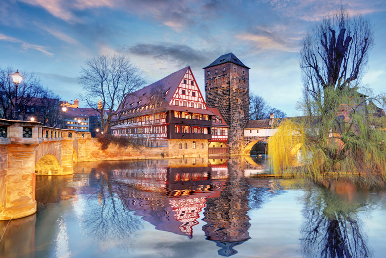 Abendlicher Blick über die Pegnitz auf die Nürnberger Henkerbrücke mit Henkerturm im Winter