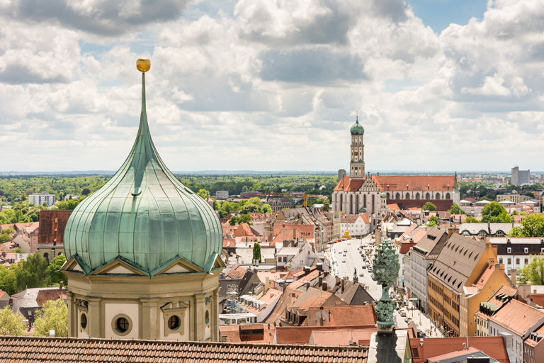 Turm des Augsburger Rathaus mit der Maximilianstraße und der Basilika St. Ulrich und Afra im Hintergrund