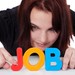 Mädchen bildet das Wort Job aus bunten Buchstaben.