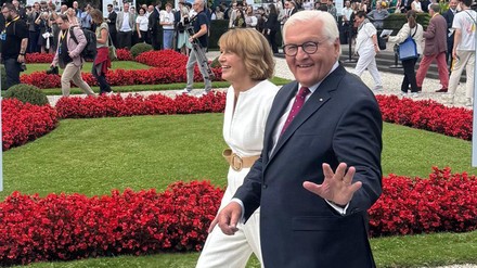 Gut gelaunt empfingen Bundespräsident Frank-Walter Steinmeier und seine Ehefrau Elke Büdenbender die Gäste beim Bürgerfest in Bonn.