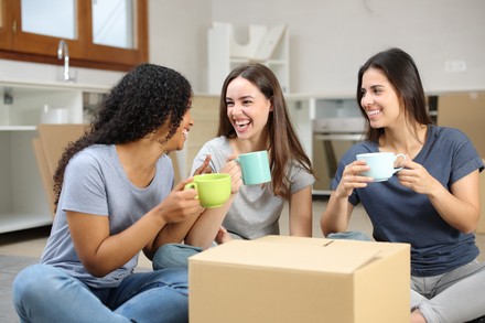 Drei Studentinnen in einer Wohngemeinschaft.