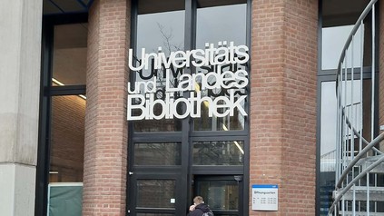 Eingang zur Zentralbibliothek der HHU Düsseldorf.