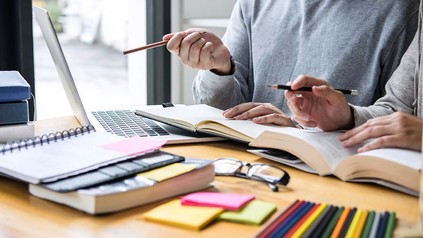 Zwei Studenten arbeiten zusammen am Schreibtisch.
