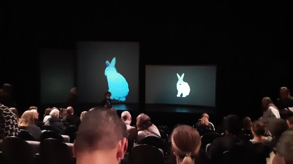 Bühne mit Projektionen von Kaninchen vor Schauspielbeginn.