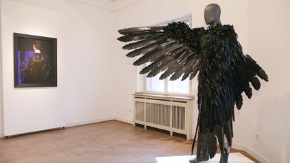 Federkleid in Ausstellungsraum des Theatermuseums Düsseldorf.