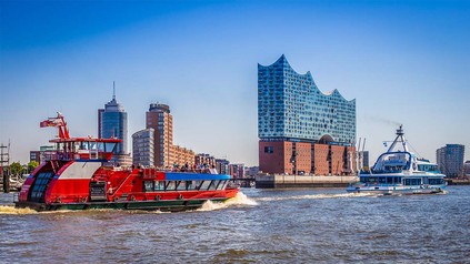 Hamburger Hafen - Sicht vom Wasser aus auf die Philharmonie.