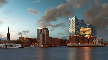 Sicht auf Hamburger Hafen mit Philharmonie in der Dämerung.