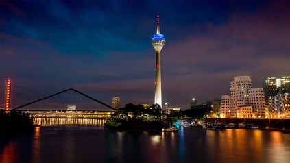 Panorama von Düsseldorf bei Nacht mit Rheinturm.