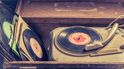 Schaltplatten in altem Schalplatten-Koffer.