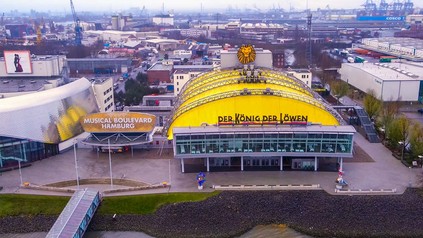 Stage Theater Hamburg - Außenansicht auf Dekoration mit Werbung vom König der Löwen.