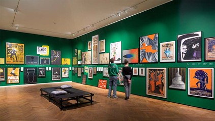 Ausstellungsraum der THE F*WORD-Ausstellung mit zwei Besuchern.