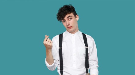 Ist die gesammelte Erfahrung bei Praktika wichtiger als die Bezahlung? (Foto: © stock.adobe.com/khosrork) Junger Mann mit Hosenträgern, der die Finger aneinander reibt.