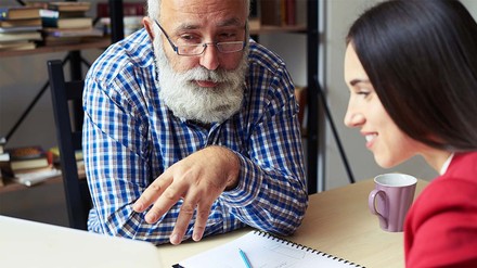 Nicht immer sollen Hiwis nur kopieren. (Foto: © stock.adobe.com/ArtFamily) Professor und Studentin im Gespräch an Schreibtisch.