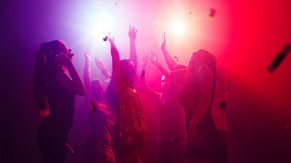 Junge Leute beim Tanzen in Disco - Neonlichter.