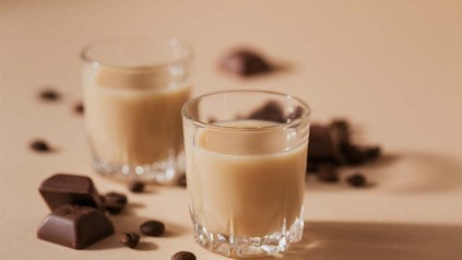 Eierlikör in Glässschen mit Schokolade und Kaffeebohnen