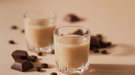 Auch vegan schmeckt der Oster-Likör-Klassiker. (Foto: © stock.adobe.com/svittlana) Eierlikör in Glässschen mit Schokolade und Kaffeebohnen