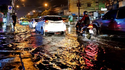 Überschwemmte Straße in Bangkok.