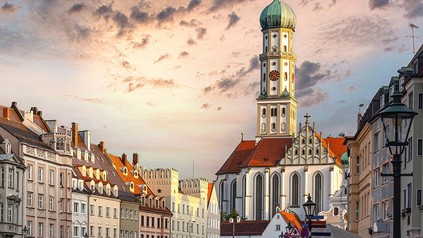 Sicht auf die St- Ulrich- und Afra-Kirche in der Abenddämmerung.