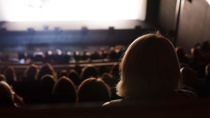 Publikumsraum im Theater während der Aufführung.