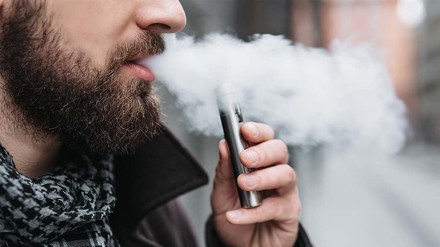 Weder E-Zigaretten noch Vaporiser sind unbedingt gesund. (Foto: ©stock.adobe.com/Serhiy Hipskyy) Bärtiger Mann mit Dampfer in der Hand.