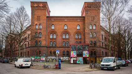 Außensicht des Festivalzentrums in Hamburg bei Tag.