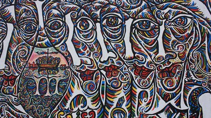 Bild aus der East-Side-Gallery Berlin, abstrakte Formen und Farben.