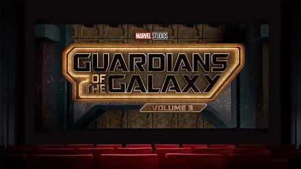 Für „Guardians of the Galaxy“-Liebhaber:innen ein muss: Vol. 3. (Foto: © stock.adobe.com) Schriftzug des Filmtitels auf Kinoleinwand.