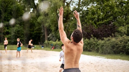 Volleyballplatz und Aufnahme von Spieler rückenfrei beim Spielen.
