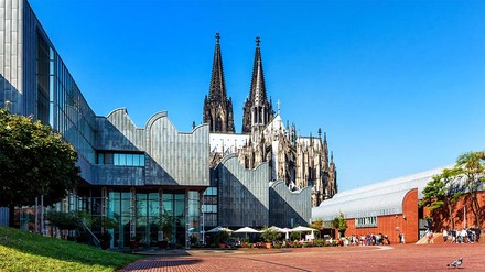 Im Museum Ludwig treffen Musik, Mode und Kunst zusammen. (Foto: © stock.adobe.com/ines39) Außenansicht des Museum Ludwig.