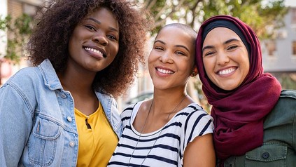 Drei diverse Frauen zusammen auf einem Bild.