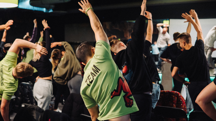 Gruppe von Trainer:innen, die bei Schulung Übungen durchführen.