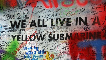 Wand mit Graffiti und Beatles-Schriftzug 'We all live in a yellow Submarine".