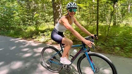 Alena Kittelberger auf ihrem Gravelbike im Siebentischwald in Augsburg.
