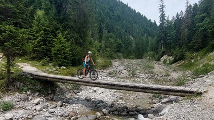 Alena beim Mountainbiken in den bayrischen Alpen.