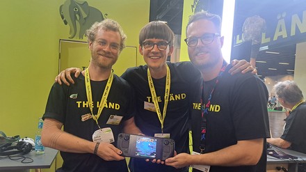 Das Team des Entwicklerstudios „It Moves Studio“ (Justus Henne, Jannik Jochim und David Benson) auf der Gamescom 2023. (Foto: © THWA) Das Team des Entwicklerstudios „It Moves Studio“ (Justus Henne, Jannik Jochim und David Benson) auf der Gamescom 2023.