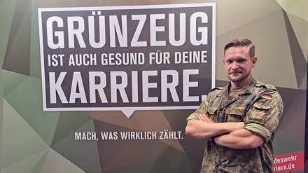 Hauptmann Nico, Personaloffizier bei der Bundeswehr zeigte bei einer kleinen Challenge auf der Gamescom 2023, wie fit er ist. Selbst nach 40 Push-Ups war er noch nicht außer Puste. (Foto: © THWA)