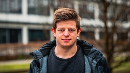 Im Gespräch verrät uns Lukas die To-Do’s für die Auslandsvorbereitung. (Foto: © Lukas Höhnle/Emil Anwander) Portrait von Lukas auf dem Gelände der Universität Augsburg.