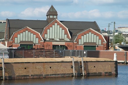 Blick auf die Deichtorhallen von außen.