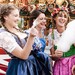 Drei Madln im Dirndl und a fescher Bua in bayerischer Tracht. (Foto: © drubig-photo/stock.adobe.com)