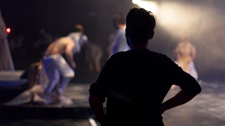 Sich von hinter der Bühne auf die Bühne.