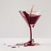 Blut-Martini mit Puppenhand angerichtet im Martini-Glas.