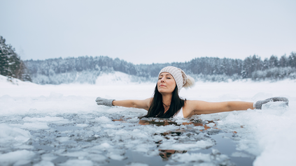 Junge Frau im See beim Eisbaden.