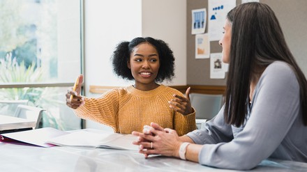 Junge Studentin in einer mündlichen Prüfung.